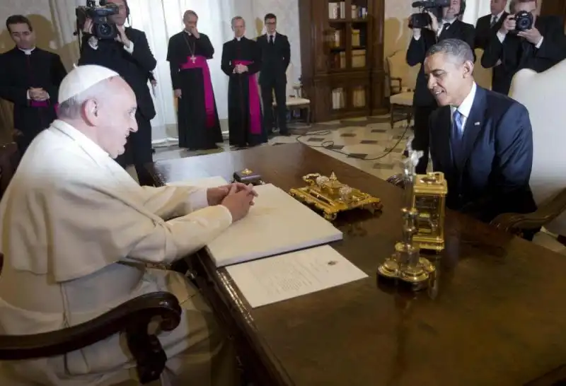 BARACK OBAMA INCONTRA PAPA FRANCESCO FOTO LAPRESSE 