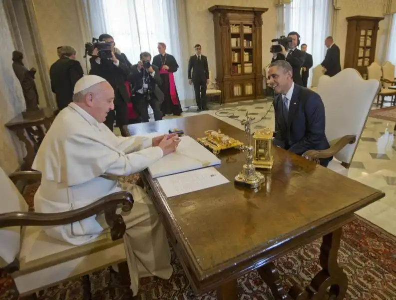 BARACK OBAMA INCONTRA PAPA FRANCESCO FOTO LAPRESSE 