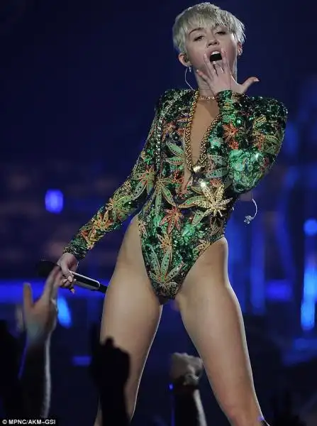 IL BODY SGAMBATO DI MILEY CYRUS 