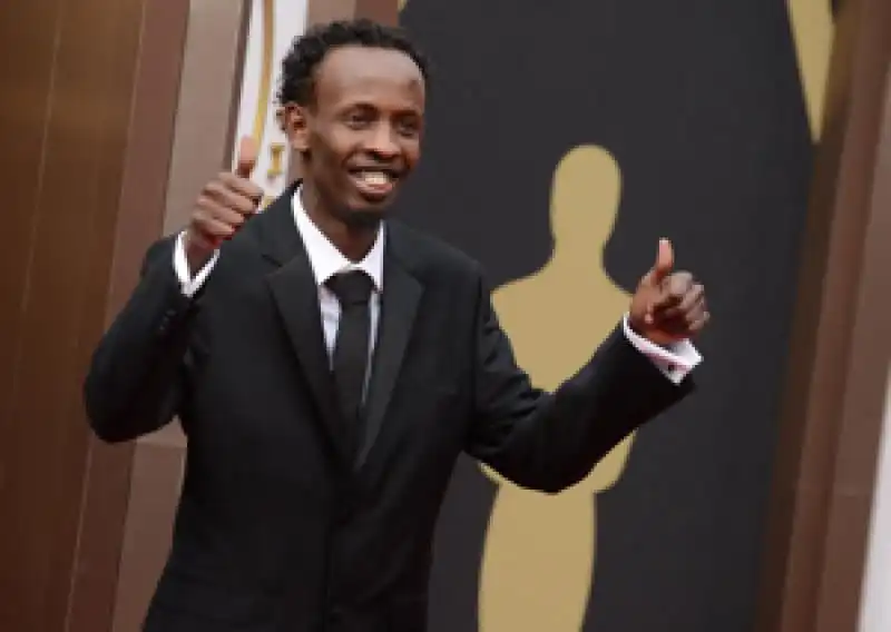 captain phillips nominee barkhad abdi gives the red carpet two thumbs up 