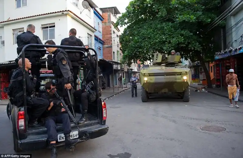 Carro armato dentro la baraccopoli di Rio 