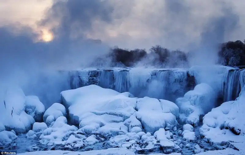 Le cascate del Niagara sono tocchi di ghiaccio 