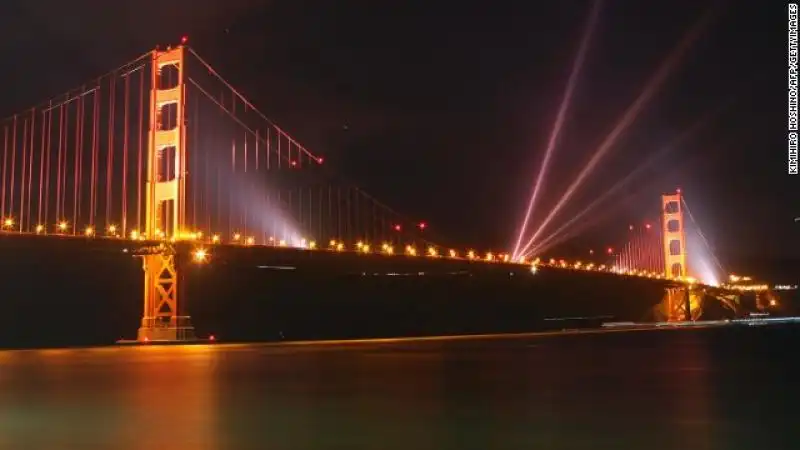 UN CLIENTE CHIESE MARIACHI SUL GOLDEN GATE 