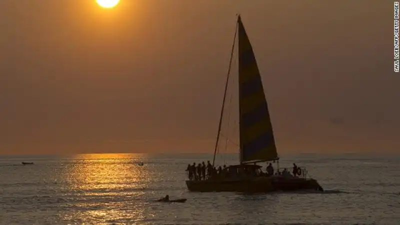 UNA CLIENTE CHIESE DI SPARGERE LE CENERI DEL CANE IN MARE 