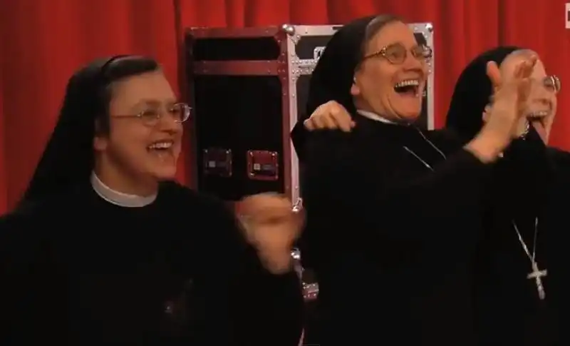 LE CONSORELLE DI SUOR CRISTINA NELLO STUDIO DI THE VOICE 