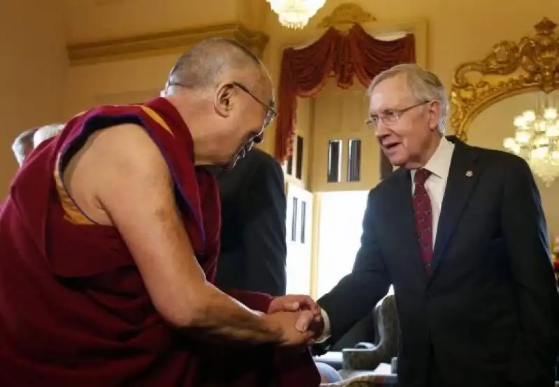 IL DALAI LAMA E IL CAPO DEI SENATORI DEMOCRATICI HARRY REID 