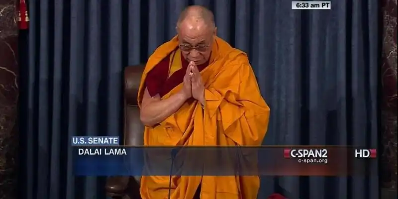 IL DALAI LAMA PREGA NEL SENATO AMERICANO 