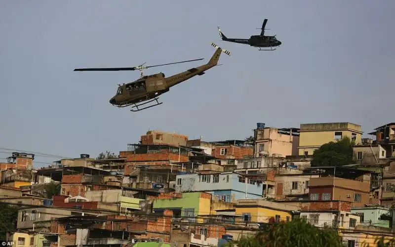 Elicottero sulla favela Complexo da Mare 