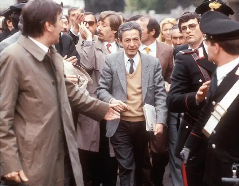 ENRICO BERLINGUER TRA LA FOLLA 