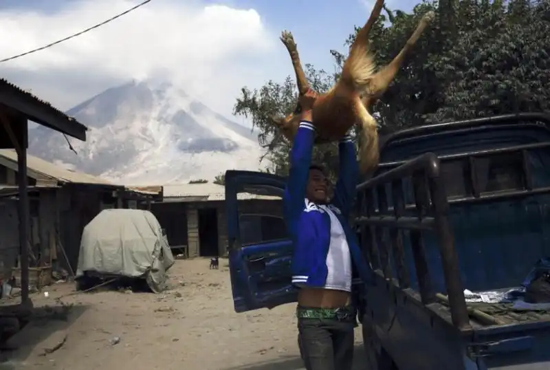 Evacuazione dalle falde del vulcano Sinabung 