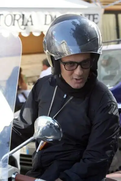 FIORELLO IN VESPA 