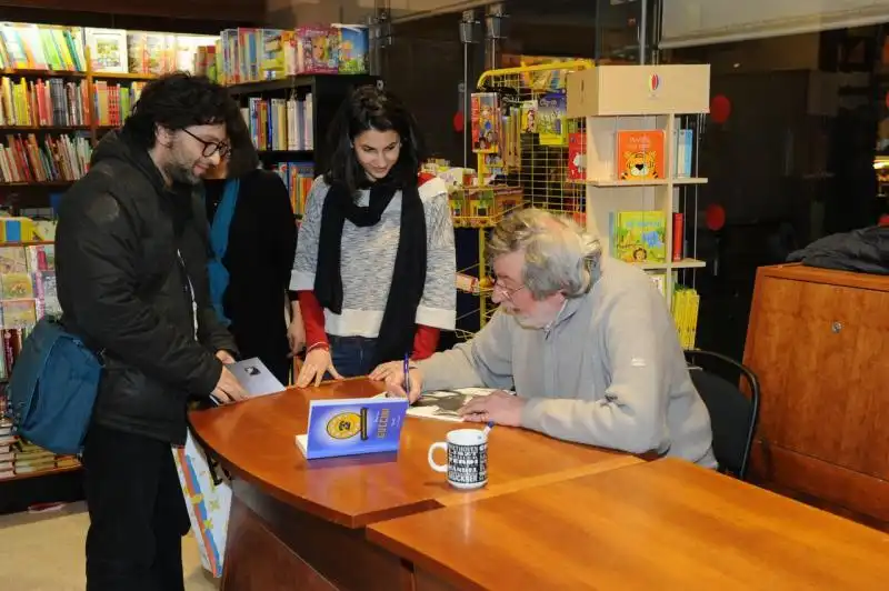 Guccini autografa il suo libro 