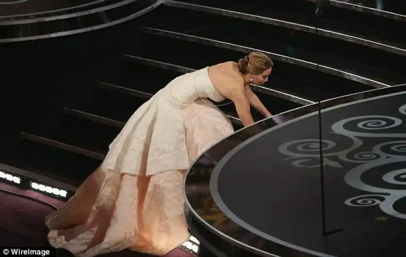 JENNIFER LAWRENCE E LA CADUTA MENTRE VA A RITIRARE IL SUO OSCAR 