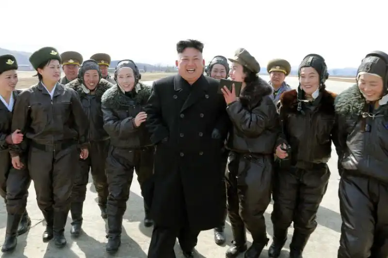 KIM JONG UN CIRCONDATO DA SOLDATESSE 