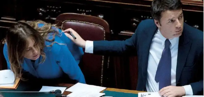 LA MANO DI RENZI SULLA SCHIENA DI MARIA ELENA BOSCHI