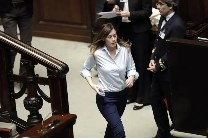 MARIA ELENA BOSCHI CORRE ALLA CAMERA PER VOTARE 