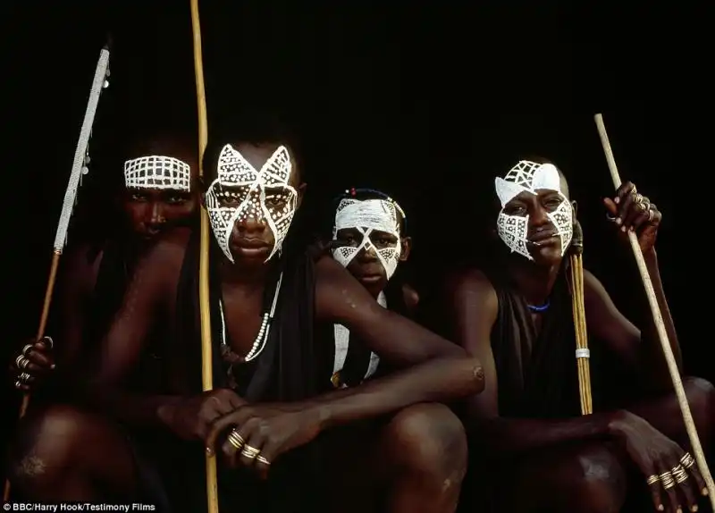 I masai si dipingono il volto di bianco 