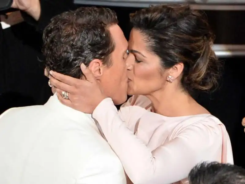 Mcconaughey bacia sua moglie Camila Alves 