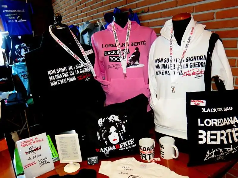 MERCHANDISING LOREDANA BERTE FOTO ANDREA ARRIGA 