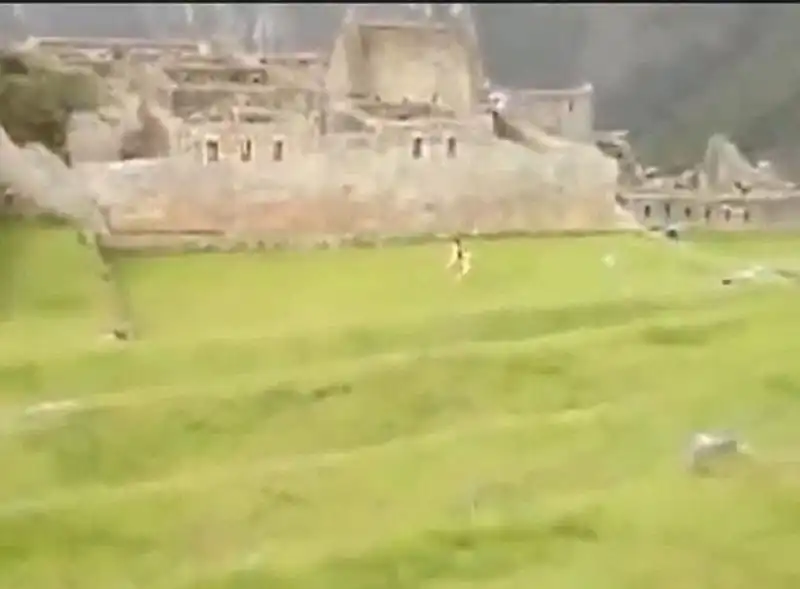 I NUDISTI SALTELLANO PER MACHU PICCHU 