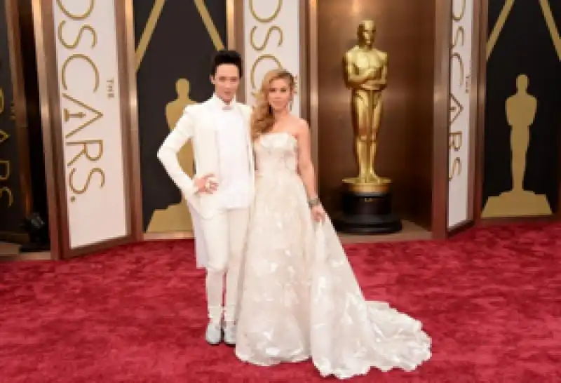 olympics turned oscars commentators johnny weir and tara lipinski were among the first on the red carpet 