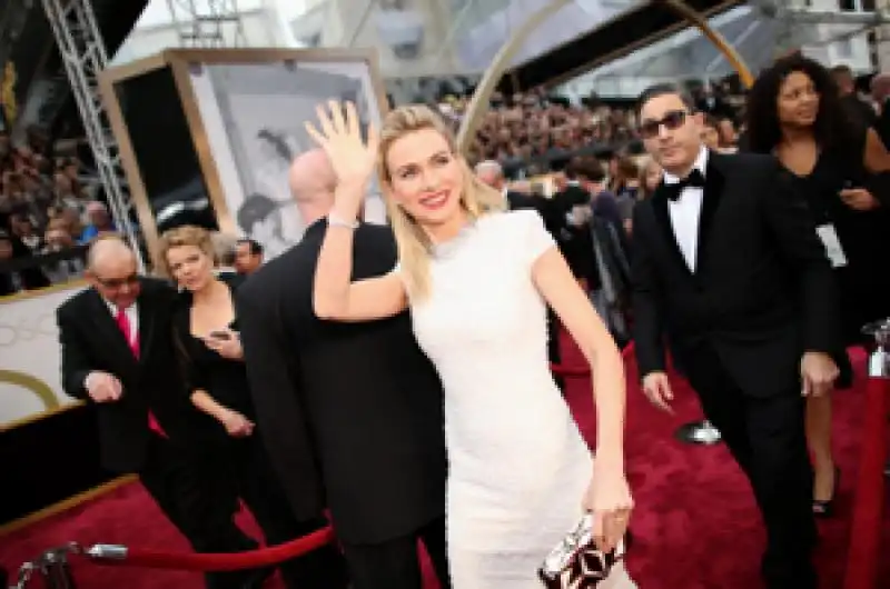 presenter naomi watts waves hello in an embroidered calvin klein gown 