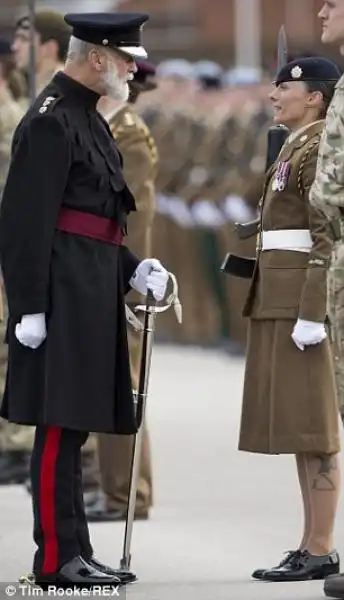 IL PRINCIPE MICHAEL ISPEZIONA LA SOLDATESSA 