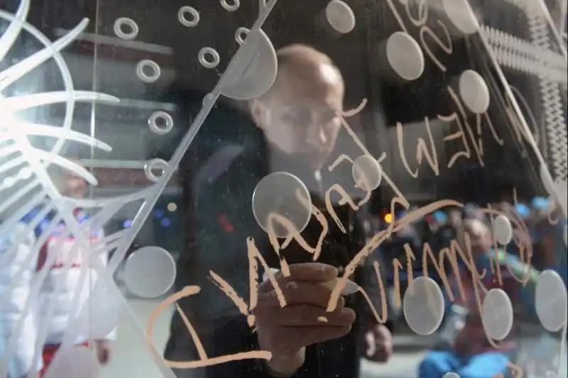 PUTIN AUTOGRAFO ALLE PARALIMPIADI 