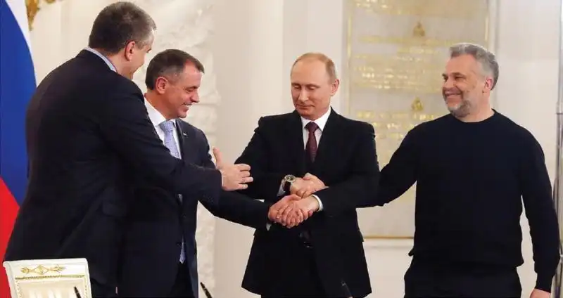 PUTIN CON IL PREMIER DELLA CRIMEA AKSIONOV IL PRESIDENTE DEL PARLAMENTO KOSTANTINOV E IL SINDACO DI SEBASTOPOLI CHALYI.