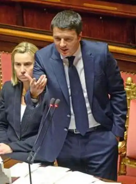 renzi mani in tasca 