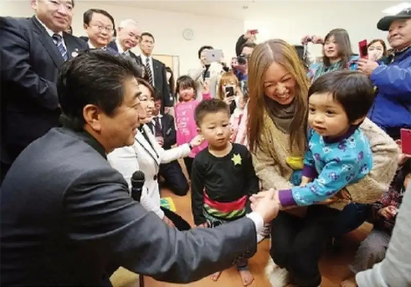 SHINZO ABE IN VISITA AI BAMBINI DI FUKUSHIMA 