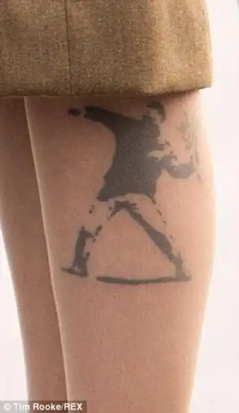 LA SOLDATESSA HA UN GRAFFITTO DI BANKSY TATUATO 