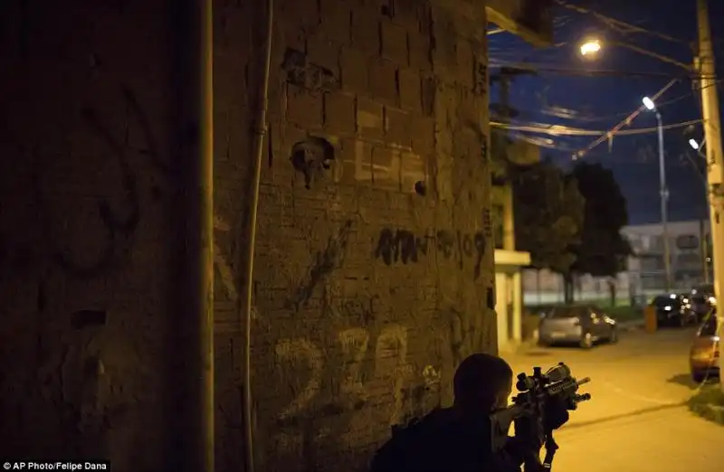 Le truppe conducono operazione antidroga nella favela 