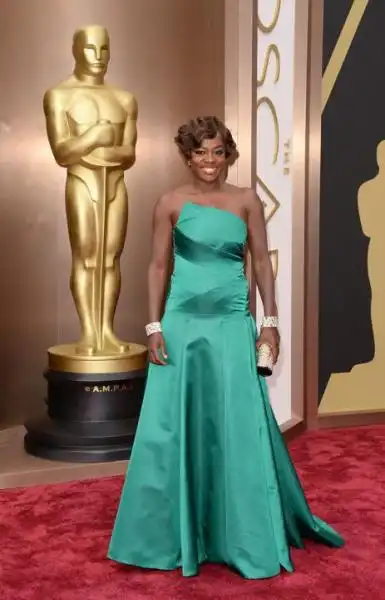 VIOLA DAVIS CON ESCADA 