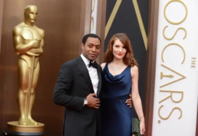 years a slave best actor nominee chiwetel ejiofor brought girlfriend sari mercer as his date 