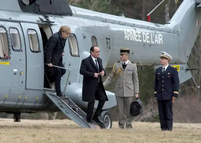 hollande e merkel sul luogo del disastro, dove e?? caduto l'airbus della germanwings 