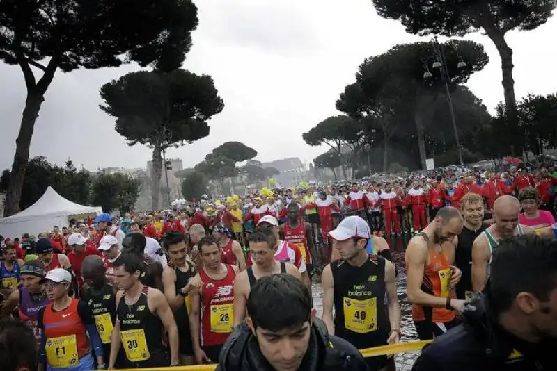 al via maratona roma sotto la pioggia 01f9ee7