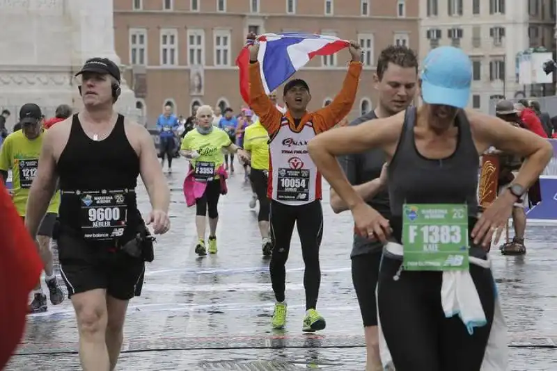 al via maratona roma sotto la pioggia 67b9ab7d