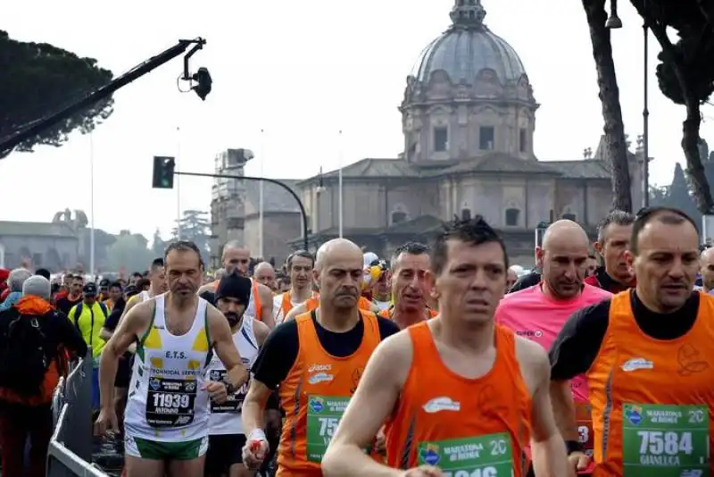 al via maratona roma sotto la pioggia 71bb72