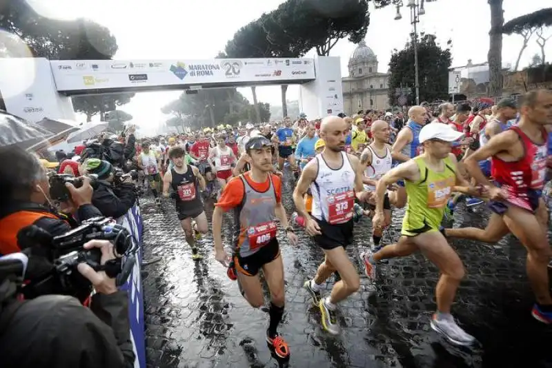 al via maratona roma sotto la pioggia cf8a9cd6