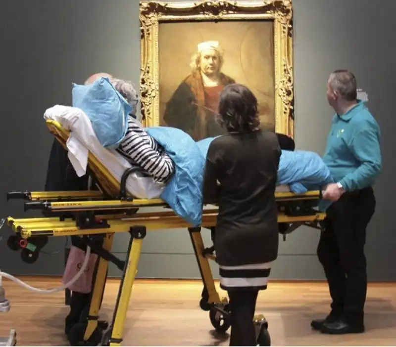 Ambulanza dei desideri - La donna olandese portata in barella a vedere i quadri di Rembrandt suo ultimo desiderio prima di morire