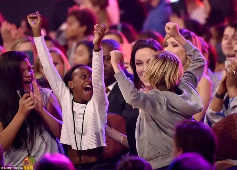 angelina jolie con le figlie shiloh e zahara ai kids choice awards  3