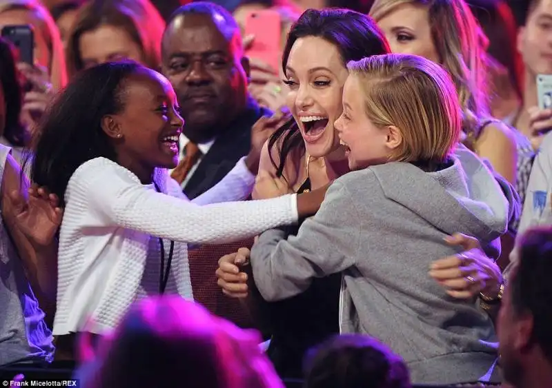 angelina jolie con le figlie shiloh e zahara ai kids choice awards  4