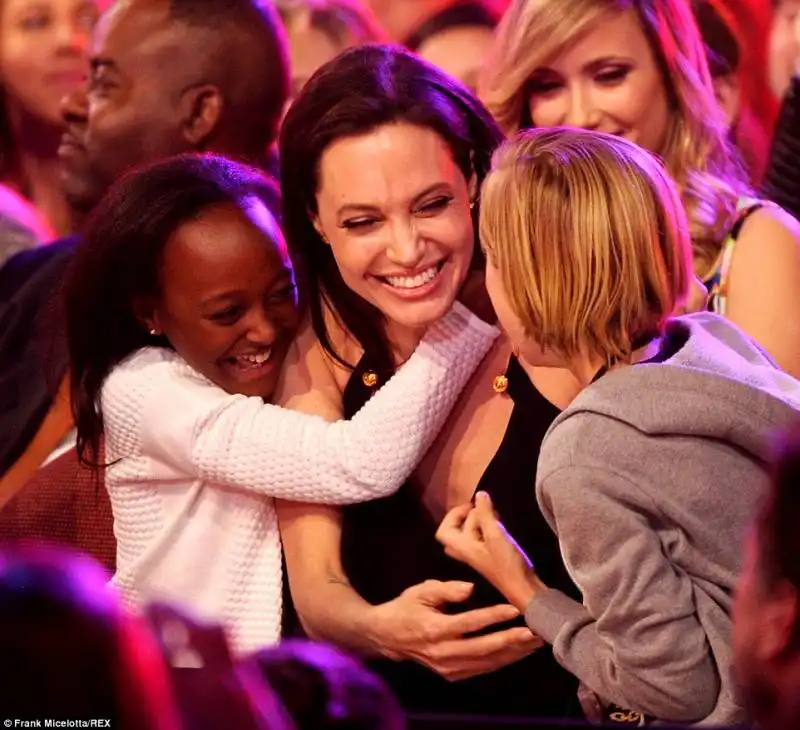 angelina jolie con le figlie shiloh e zahara ai kids choice awards  5