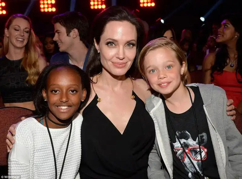 angelina jolie con le figlie shiloh e zahara ai kids choice awards  6