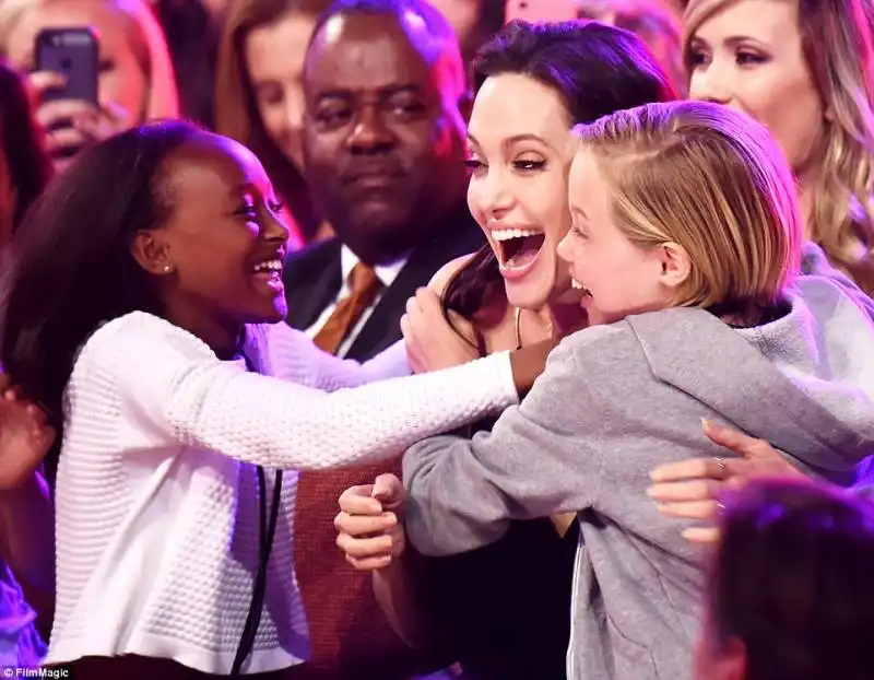 angelina jolie con le figlie shiloh e zahara ai kids choice awards  8