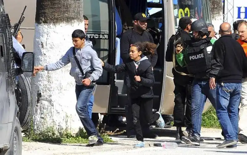 attacco al museo del bardo a tunisi, strage di turisti 23512f9