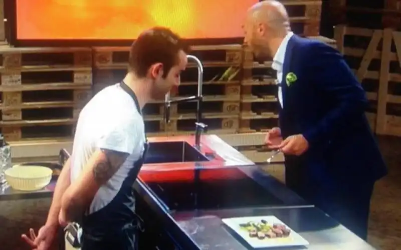 BASTIANICH SPUTA IL CIBO DURANTE UNA PUNTATA DI MASTERCHEF