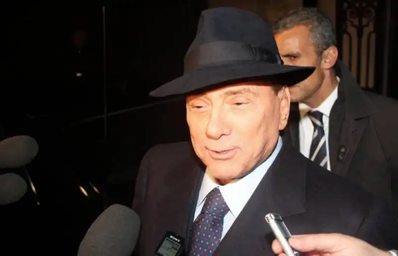 BERLUSCONI CON IL BORSALINO