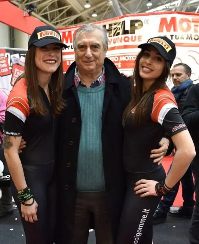 claudio costa con le bellezze del moto days